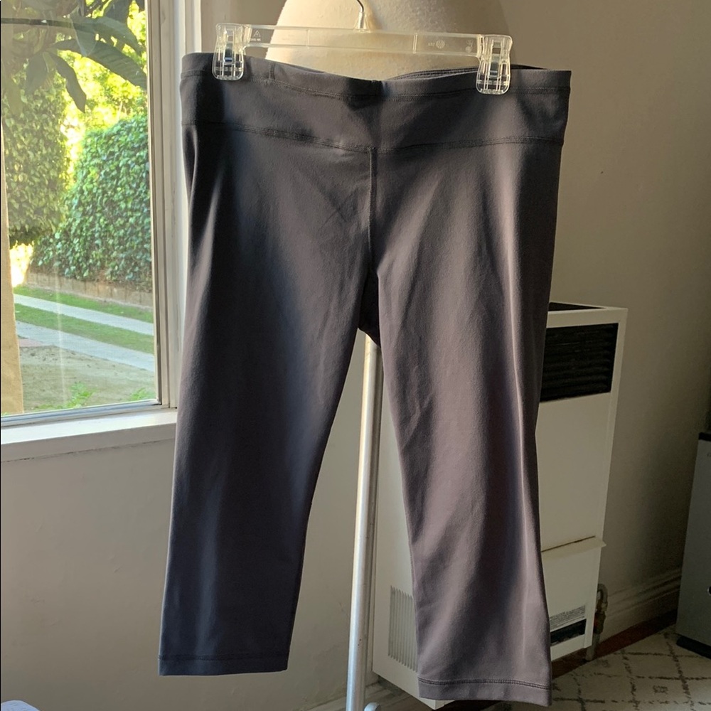 Under armour studio lux gray cropped tights